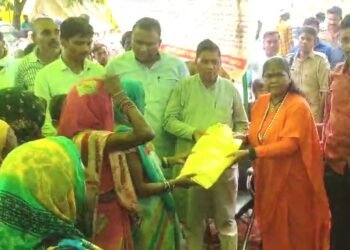 पूर्व केंद्रीय मंत्री व विधायक ने बाढ़ पीड़ितों की सुनी समस्याएं 