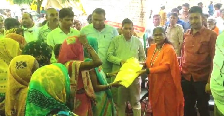 पूर्व केंद्रीय मंत्री व विधायक ने बाढ़ पीड़ितों की सुनी समस्याएं 