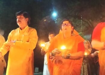 ओमघाट में हुई गंगा आरती, भक्तों ने किया दीपदान