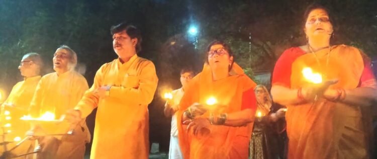 ओमघाट में हुई गंगा आरती, भक्तों ने किया दीपदान