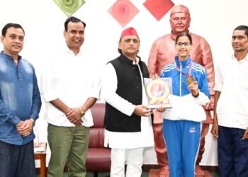 पूर्व सीएम अखिलेश यादव ने एशियन चौंपियन नीतू सिंह को किया सम्मानित 