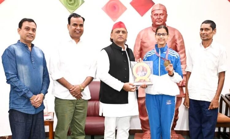 पूर्व सीएम अखिलेश यादव ने एशियन चौंपियन नीतू सिंह को किया सम्मानित