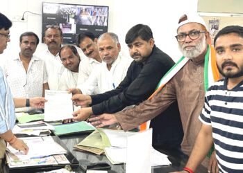 कांग्रेसियों ने पलटू का पुरवा संपर्क मार्ग ऊंचा करने की उठाई मांग