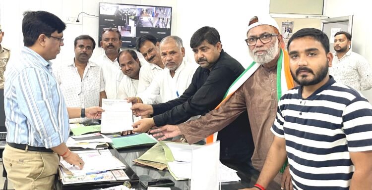 कांग्रेसियों ने पलटू का पुरवा संपर्क मार्ग ऊंचा करने की उठाई मांग