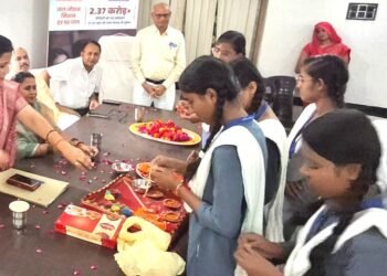 अधिशासी अधिकारी व चेयरमैन को छात्राओं ने बांधी राखी 