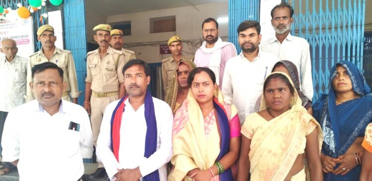 डीएम से आरसी सेंटर गाँव से दूर बनवाने की किया गुहार