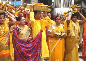 कलश यात्रा में पीला वस्त्र धारण कर महिलाओं ने लिया भाग