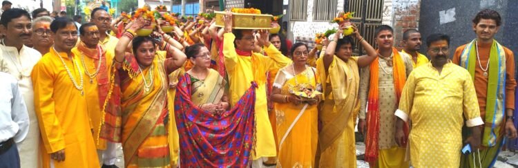 कलश यात्रा में पीला वस्त्र धारण कर महिलाओं ने लिया भाग