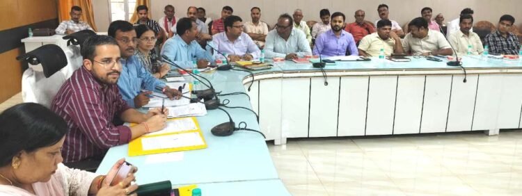 निवेश मित्र पोर्टल से संबंधित आवेदनों का समय से किया जाए निस्तारण: सीडीओ