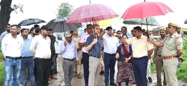 डीएम व एसपी ने बाढ़ प्रभावित क्षेत्रों का लिया जायजा 