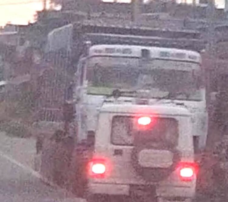 ओवरलोडिंग से सड़कों का निकला कचूमर, कार्रवाई के नाम पर सिर्फ होती औपचारिकता!