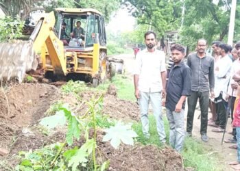 तालाब में मछली पकड़ रहे ग्रामीणों के जाल में फंसा 15 फीट लंबा अजगर, ग्रामीणों में आक्रोश