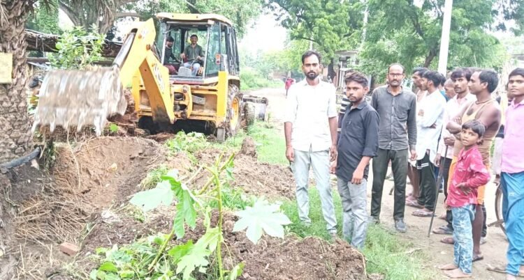 तालाब में मछली पकड़ रहे ग्रामीणों के जाल में फंसा 15 फीट लंबा अजगर, ग्रामीणों में आक्रोश