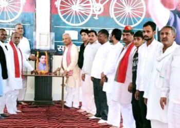 सपाईयों ने बीपी मंडल की कार्यालय में मनाई जयंती 