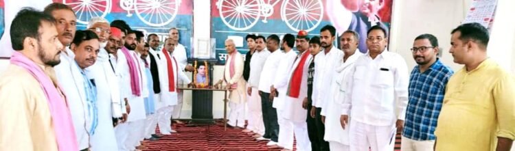 सपाईयों ने बीपी मंडल की कार्यालय में मनाई जयंती 