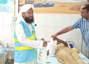 मरीजो को पैगंबर साहब के जन्मदिन पर बांटे फल