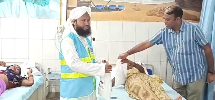 मरीजो को पैगंबर साहब के जन्मदिन पर बांटे फल