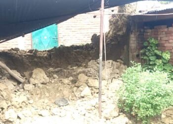 लगातार बारिश से कोठरी गिरी महिला घायल