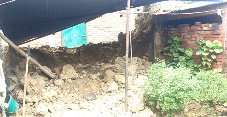 लगातार बारिश से कोठरी गिरी महिला घायल