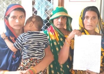 पीड़ित महिलाओं ने पुलिस अधीक्षक को दबंगों के खिलाफ दिया शिकायती पत्र