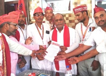 सपा सदर विधायक को निषाद पार्टी ने सौंपा ज्ञापन