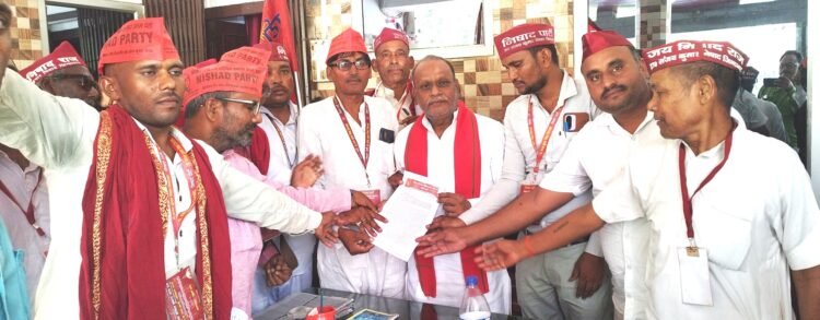 सपा सदर विधायक को निषाद पार्टी ने सौंपा ज्ञापन