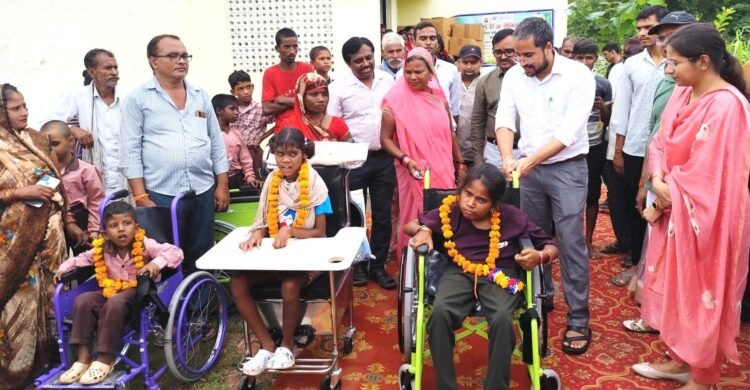 सीडीओ ने दिव्यांग बच्चों को उपकरण किये वितरित 