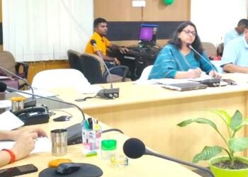 बिना फिटनेस के स्कूली वाहनों का न किया जाए संचालन: डीएम 