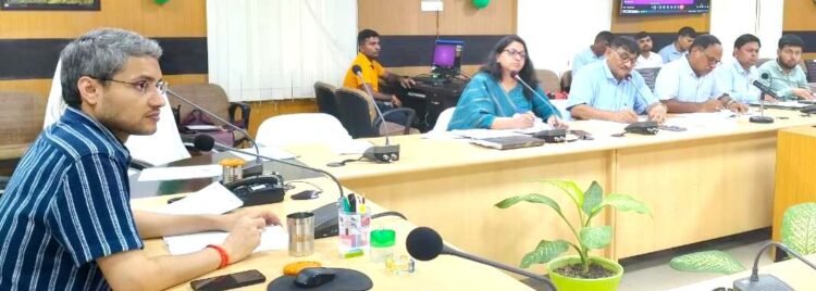 बिना फिटनेस के स्कूली वाहनों का न किया जाए संचालन: डीएम 