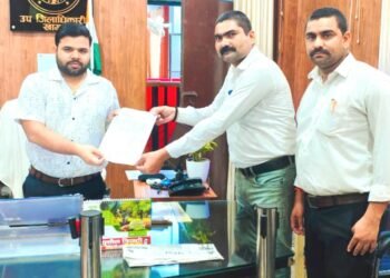 मन्दिर के जीर्णोंद्धार को लेकर एसडीएम से मिले अधिवक्ता 