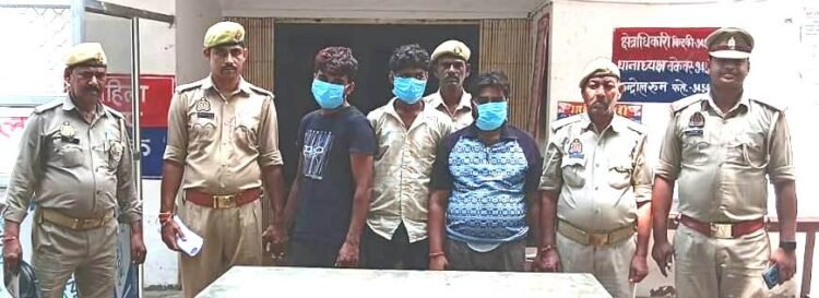 बकेवर पुलिस ने अंतर्जनपदीय चोरों को किया गिरफ्तार, चोरी की बैट्री बरामद 