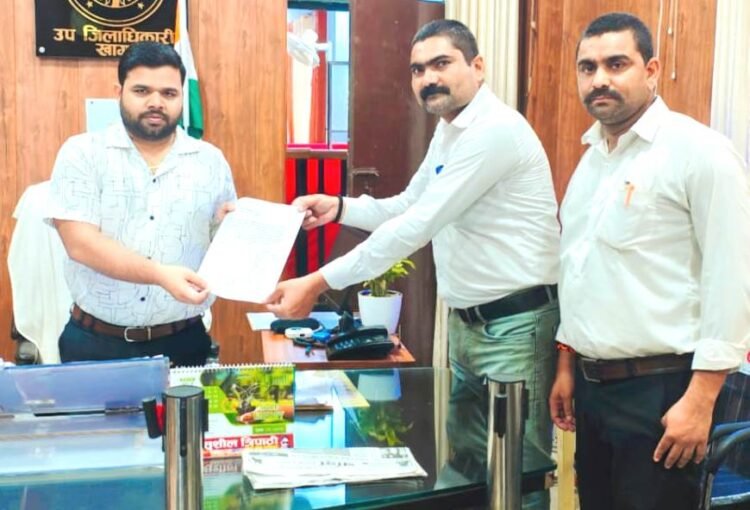 मन्दिर के जीर्णोंद्धार को लेकर एसडीएम से मिले अधिवक्ता 