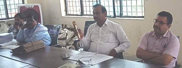 खंड विकास अधिकारी ने बीएलओ के साथ की बैठक