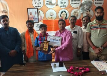 बिंदकी कस्बे में विधायक राजेंद्र सिंह पटेल ने राज्य स्तर की कुश्ती में चार स्वर्ण पदक जीतने वाली 13 वर्षीय पहलवान आयुषी देवी को किया सम्मानित