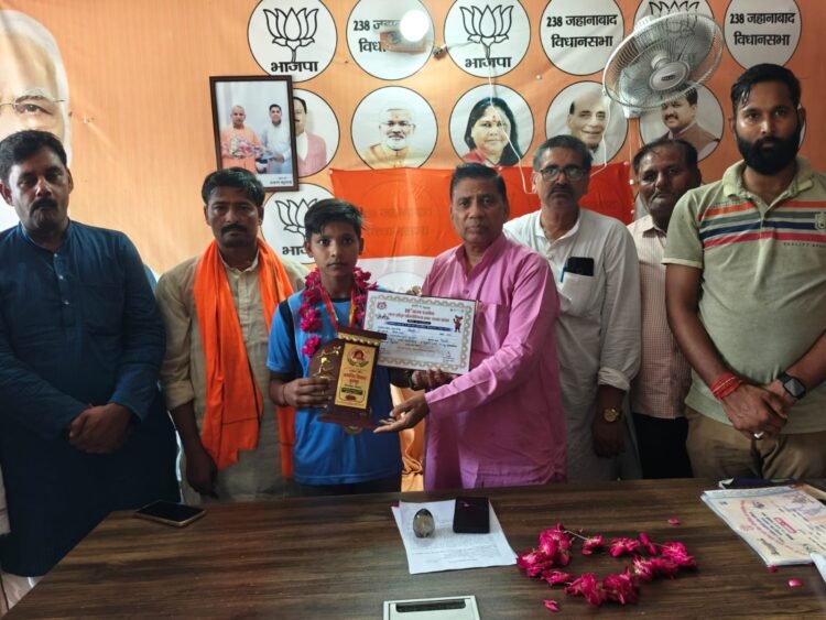 बिंदकी कस्बे में विधायक राजेंद्र सिंह पटेल ने राज्य स्तर की कुश्ती में चार स्वर्ण पदक जीतने वाली 13 वर्षीय पहलवान आयुषी देवी को किया सम्मानित