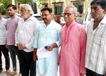 हनुमान मंदिर विवाद पर समिति ने डीएम को सौंपा ज्ञापन