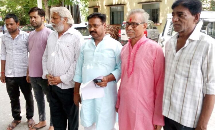 हनुमान मंदिर विवाद पर समिति ने डीएम को सौंपा ज्ञापन