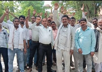 ग्रामीणों का जन समस्याओं को लेकर फूटा गुस्सा ,समाधन दिवस में की पुल निर्माण की मांग