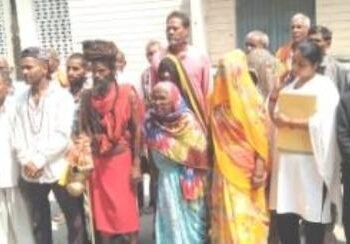 मंदिर के बगल में गंदा पानी निकालने का विरोध करने पर प्रधान ने की गाली गलौज