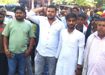 ग्राम प्रधान के खिलाफ ग्रामीणों ने कलेक्ट्रेट मेें किया प्रदर्शन