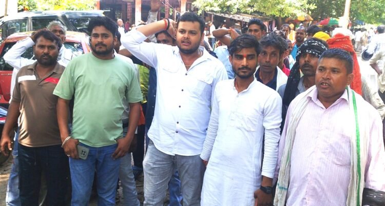 ग्राम प्रधान के खिलाफ ग्रामीणों ने कलेक्ट्रेट मेें किया प्रदर्शन