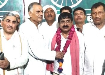 नरेंद्र मुंशी ने सपा का थामा दामन, जिलाध्यक्ष ने किया स्वागत