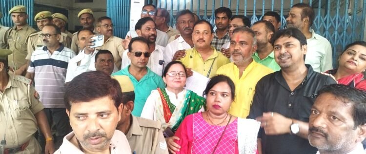 उत्तर प्रदेशीय प्राथमिक शिक्षक संघ टेट अनिवार्यता के विरोध में किया प्रदर्शन