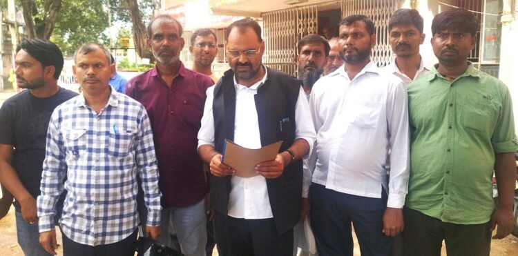 सनगांव ब्रांच पोस्ट मास्टर पर करोड़ों रुपये गबन करने का लगाया आरोप