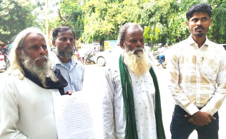 भूमाफियाओं द्वारा झुग्गी झोपड़ी गिराने व बेघर करने का आरोप