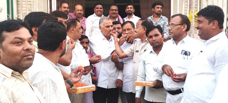 पूर्व मंत्री आजम खान के जेल से रिहा होने पर जश्न