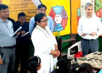 डीएम ने प्राथमिक विद्यालय पहुर का किया आकस्मिक निरीक्षण