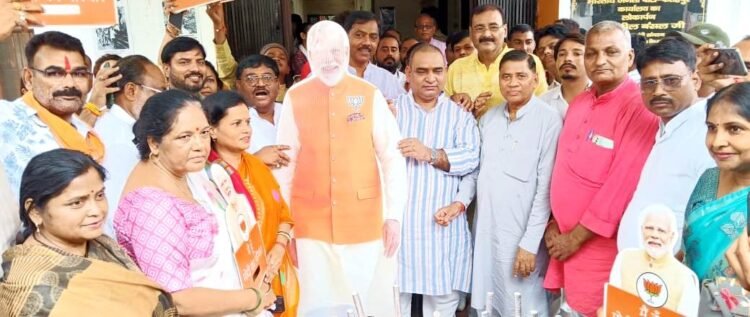 05 फिट 07 इंच का केक काटकर मनाया गया प्रधानमंत्री  का जन्मदिन