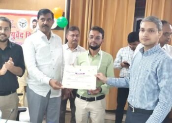 10वें आयुर्वेद दिवस के अवसर पर वैद्यों और योग प्रशिक्षकों को किया सम्मानित