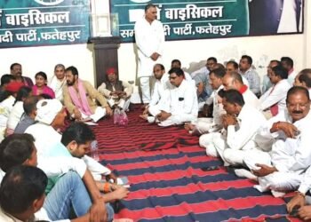 सपा की मासिक बैठक में स्नातक चुनाव के मतदाता बनाने पर जोर